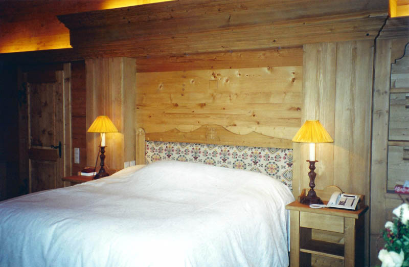 Chambre à coucher bois en sapin teinté vieilli