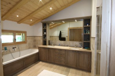 Agencement de salle de bain en bois