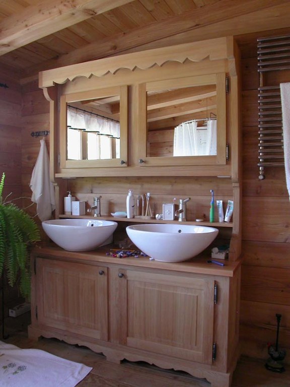 Meuble salle de bain en mélèze verni