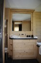 Meuble salle de bain en sapin étuvé brossé