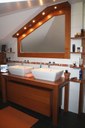 Meuble salle de bain bois en cerisier teinté