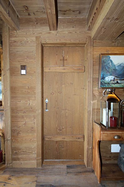 Porte intérieure et boiserie sapin brossé vieilli teinté