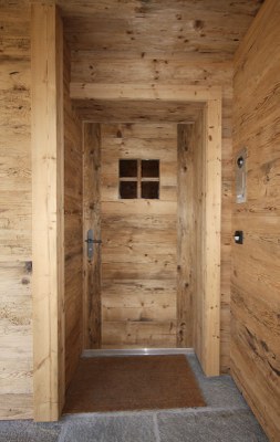 Porte d'entrée en vieux bois