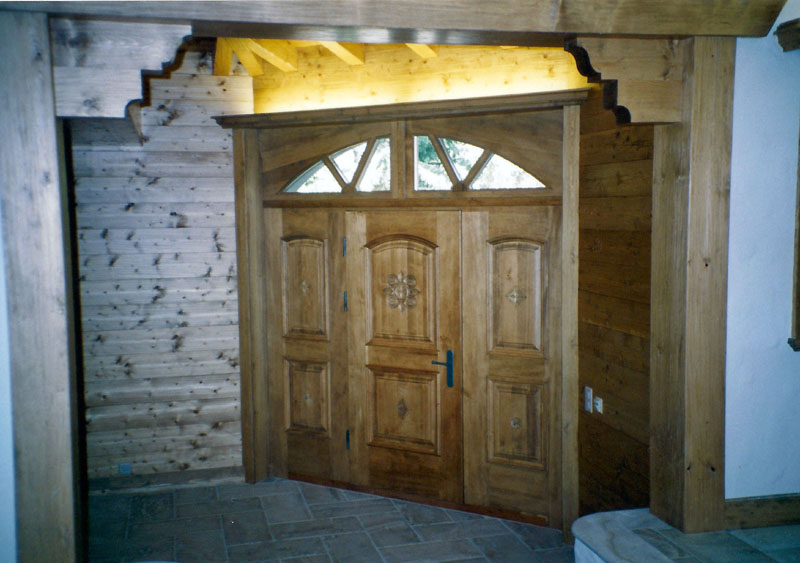 Porte d'entrée en sapin teinté